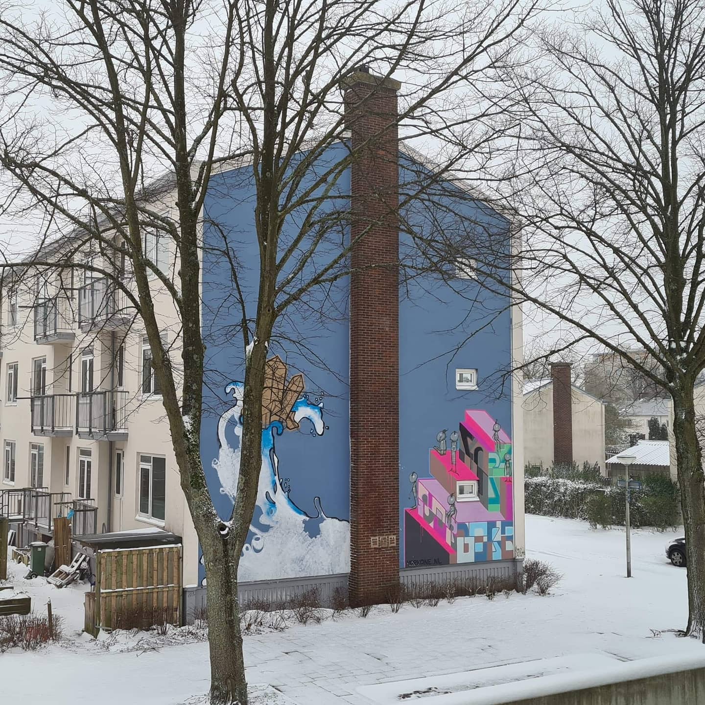 Today I was going to finish another Mural in Delft, but Mother Nature thought otherwise haha! This snowy picture was sent to me this morning by one of the neighbours First time working this big, really fun to do and so much to learn! Also very nice to meet and work alongside a few other muralists Thank you again @michadebie and @openartgallerydelft for involving me in this! ????#streetart #mural #bomenwijkdelft #oefenenoefenenoefenen #snowstorm #pasteart #wheatpasteart
