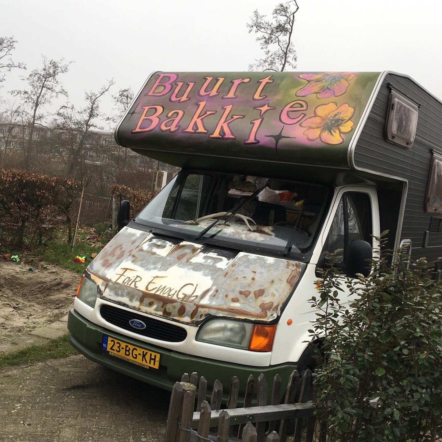 Today I painted the BuurtBakkie camper van for Gemeente Den Haag’s Community Builder Saskia de Vin. It was a really cold, but lovely day at Toverbosch! You can find Saskia and the van the coming months at several locations in Haagse Hout. Drop by for a ‘BuurtBakkie’!.@saskia.devin #buurtbakkie #campervan #molotow #haagsehout #toverbosch @inhettoverbosch